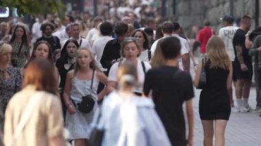 KYIV, UKRAINE 1 Eylül 2024: Yürüyen kalabalığın dikey videosu