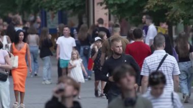 KYIV, UKRAINE 1 Eylül 2024: Yürüyen kalabalığın dikey videosu