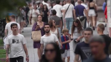 KYIV, UKRAINE 1 Eylül 2024: Şehirdeki birçok insanın dikey videosu