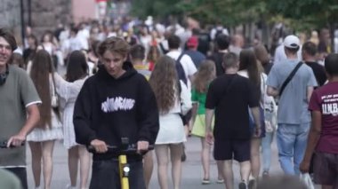 KYIV, UKRAINE 1 Eylül 2024: Şehirdeki birçok insanın dikey videosu