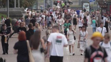 KYIV, UKRAINE 1 Eylül 2024: Şehirdeki birçok insanın dikey videosu