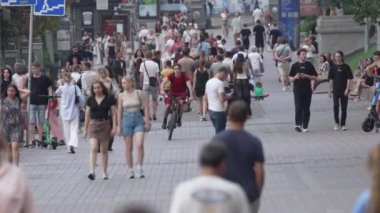KYIV, UKRAINE 1 Eylül 2024: Şehirdeki birçok insanın dikey videosu