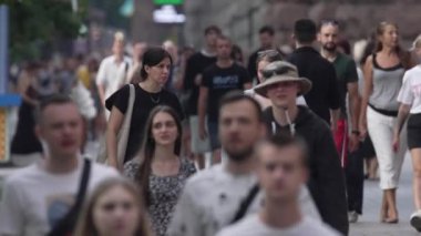 KYIV, UKRAINE 1 Eylül 2024: Şehirdeki birçok insanın dikey videosu