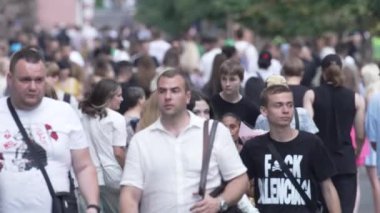 KYIV, UKRAINE 1 Eylül 2024: Şehirdeki birçok insanın dikey videosu