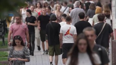KYIV, UKRAINE 1 Eylül 2024: Şehirdeki birçok insanın dikey videosu
