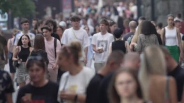 KYIV, UKRAINE 1 Eylül 2024: Şehirdeki birçok insanın dikey videosu