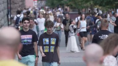 KYIV, UKRAINE 1 Eylül 2024: Şehirdeki birçok insanın dikey videosu