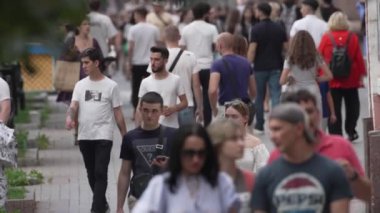 KYIV, UKRAINE 1 Eylül 2024: Şehirdeki birçok insanın dikey videosu