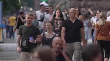 KYIV, UKRAINE 1 Eylül 2024: Şehirdeki birçok insanın dikey videosu
