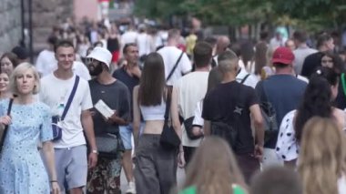 KYIV, UKRAINE 1 Eylül 2024: Şehirdeki birçok insanın dikey videosu