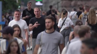 KYIV, UKRAINE 1 Eylül 2024: Şehirdeki birçok insanın dikey videosu