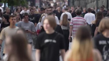 KYIV, UKRAINE 1 Eylül 2024: Şehirdeki birçok insanın dikey videosu