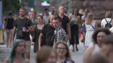 KYIV, UKRAINE 1 Eylül 2024: Şehirdeki birçok insanın dikey videosu