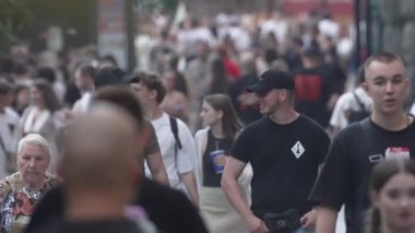 KYIV, UKRAINE 1 Eylül 2024: Şehirdeki birçok insanın dikey videosu
