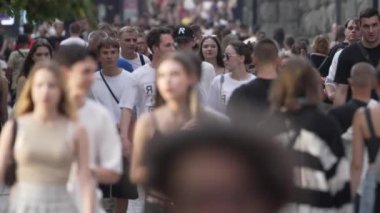 KYIV, UKRAINE 1 Eylül 2024: Şehirdeki birçok insanın dikey videosu