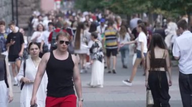 KYIV, UKRAINE 1 Eylül 2024: Şehirdeki birçok insanın dikey videosu