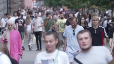 KYIV, UKRAINE 1 Eylül 2024: Şehirdeki birçok insanın dikey videosu
