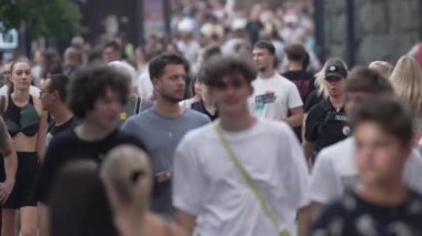 KYIV, UKRAINE 1 Eylül 2024: Şehirdeki birçok insanın dikey videosu