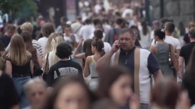 KYIV, UKRAINE 1 Eylül 2024: Şehirdeki birçok insanın dikey videosu