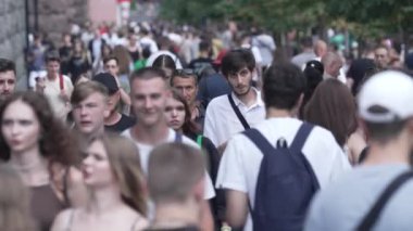 KYIV, UKRAINE 1 Eylül 2024: Şehirdeki birçok insanın dikey videosu