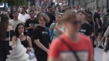 KYIV, UKRAINE 1 Eylül 2024: Şehirdeki birçok insanın dikey videosu