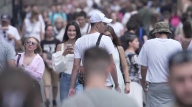 KYIV, UKRAINE 1 Eylül 2024: Şehirdeki birçok insanın dikey videosu