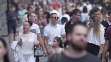 KYIV, UKRAINE 1 Eylül 2024: Şehirdeki birçok insanın dikey videosu