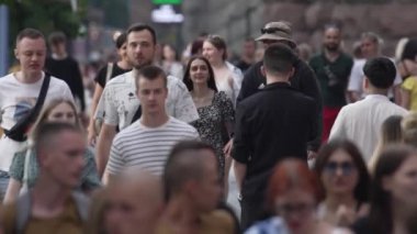 KYIV, UKRAINE 1 Eylül 2024: Şehirdeki birçok insanın dikey videosu