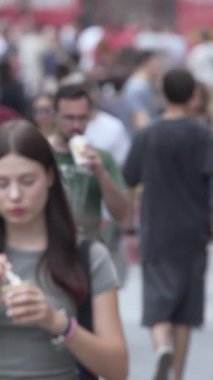 KYIV, UKRAINE 1 Eylül 2024: Kalabalık bir caddenin dikey videosu