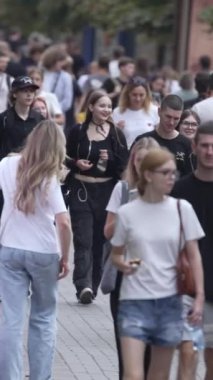 KYIV, UKRAINE 1 Eylül 2024: Kalabalık bir caddenin dikey videosu