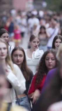 KYIV, UKRAINE 1 Eylül 2024: Kalabalık bir caddenin dikey videosu