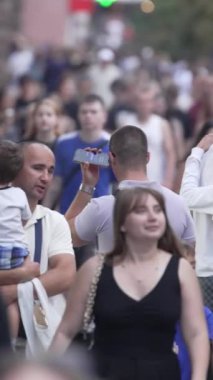 KYIV, UKRAINE 1 Eylül 2024: Kalabalık bir caddenin dikey videosu