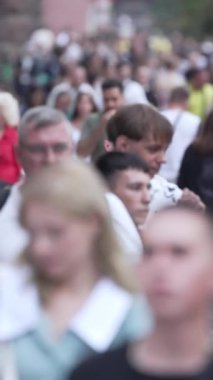 KYIV, UKRAINE 1 Eylül 2024: Kalabalık bir caddenin dikey videosu