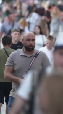 KYIV, UKRAINE 1 Eylül 2024: Kalabalık bir caddenin dikey videosu