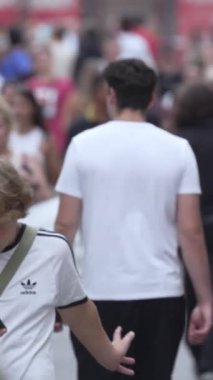 KYIV, UKRAINE 1 Eylül 2024: Kalabalık bir caddenin dikey videosu