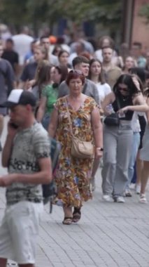 KYIV, UKRAINE 1 Eylül 2024: Kalabalık bir caddenin dikey videosu