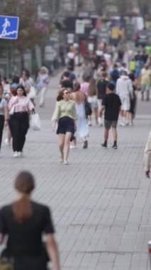 KYIV, UKRAINE 1 Eylül 2024: Kalabalık bir caddenin dikey videosu