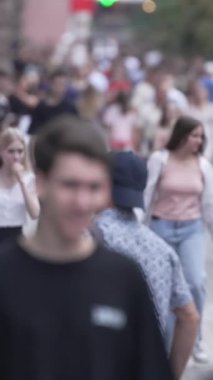 KYIV, UKRAINE 1 Eylül 2024: Kalabalık bir caddenin dikey videosu