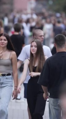 KYIV, UKRAINE 1 Eylül 2024: Kalabalık bir caddenin dikey videosu