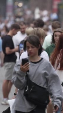 KYIV, UKRAINE 1 Eylül 2024: Kalabalık bir caddenin dikey videosu