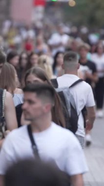 KYIV, UKRAINE 1 Eylül 2024: Kalabalık bir caddenin dikey videosu