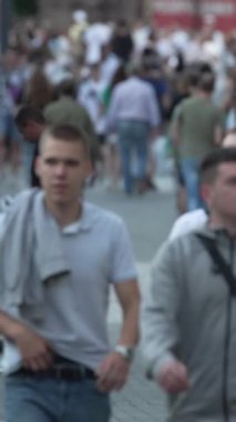 KYIV, UKRAINE 1 Eylül 2024: Kalabalık bir caddenin dikey videosu