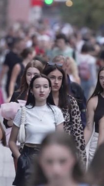 KYIV, UKRAINE 1 Eylül 2024: Kalabalık bir caddenin dikey videosu