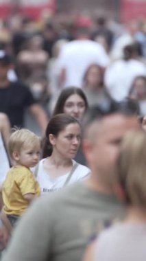 KYIV, UKRAINE 1 Eylül 2024: Kalabalık bir caddenin dikey videosu