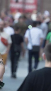 KYIV, UKRAINE 1 Eylül 2024: Kalabalık bir caddenin dikey videosu