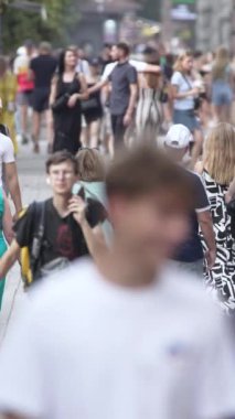 KYIV, UKRAINE 1 Eylül 2024: Kalabalık bir caddenin dikey videosu