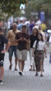 KYIV, UKRAINE 1 Eylül 2024: Kalabalık bir caddenin dikey videosu