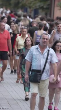 KYIV, UKRAINE 1 Eylül 2024: Kalabalık bir caddenin dikey videosu