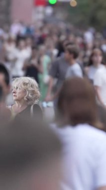 KYIV, UKRAINE 1 Eylül 2024: Kalabalık bir caddenin dikey videosu