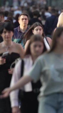 KYIV, UKRAINE 1 Eylül 2024: Bir şehir caddesindeki kalabalığın dikey videosu